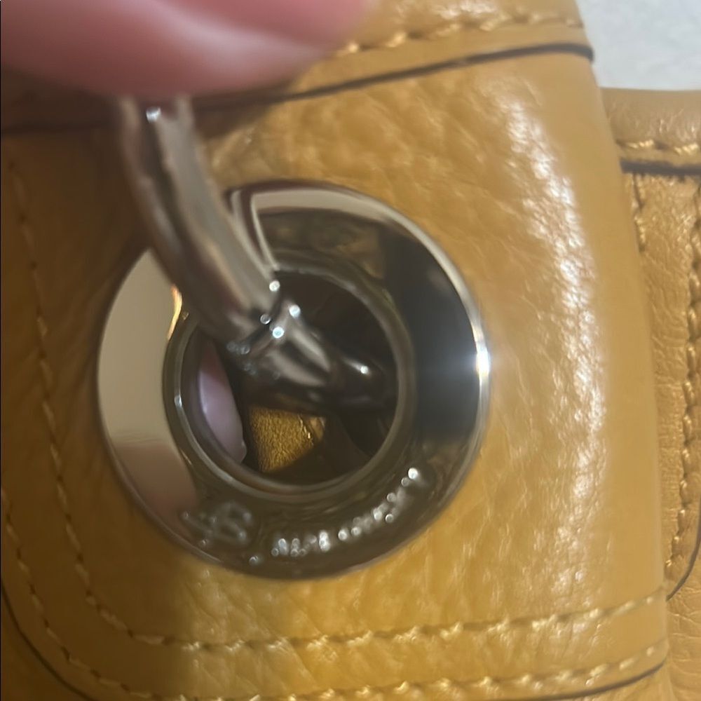 B makowski Elegant mustard yellow  Leather Tote Bag - Picture 15 of 16